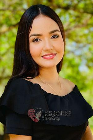 220403 - Laura Age: 28 - Colombia